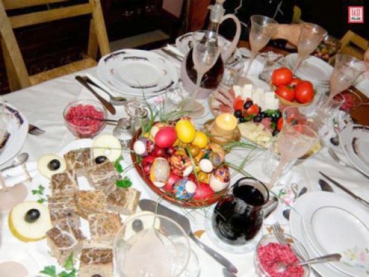 Crucea Roşie vine în ajutorul oamenilor sărmani de Paşte